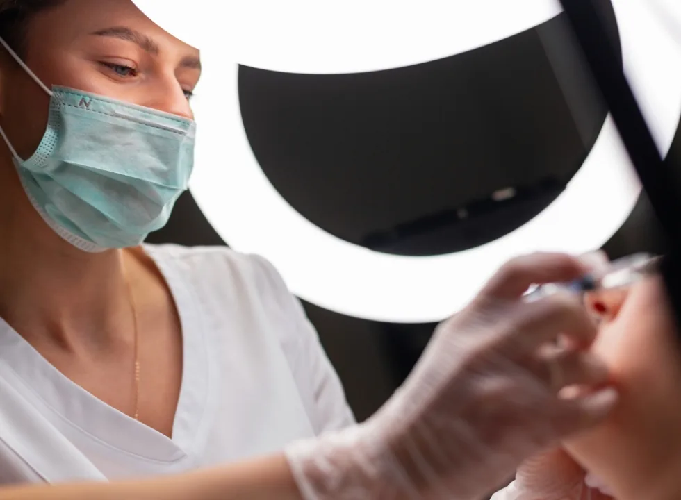 Masked practitioner during an aesthetic treatment
