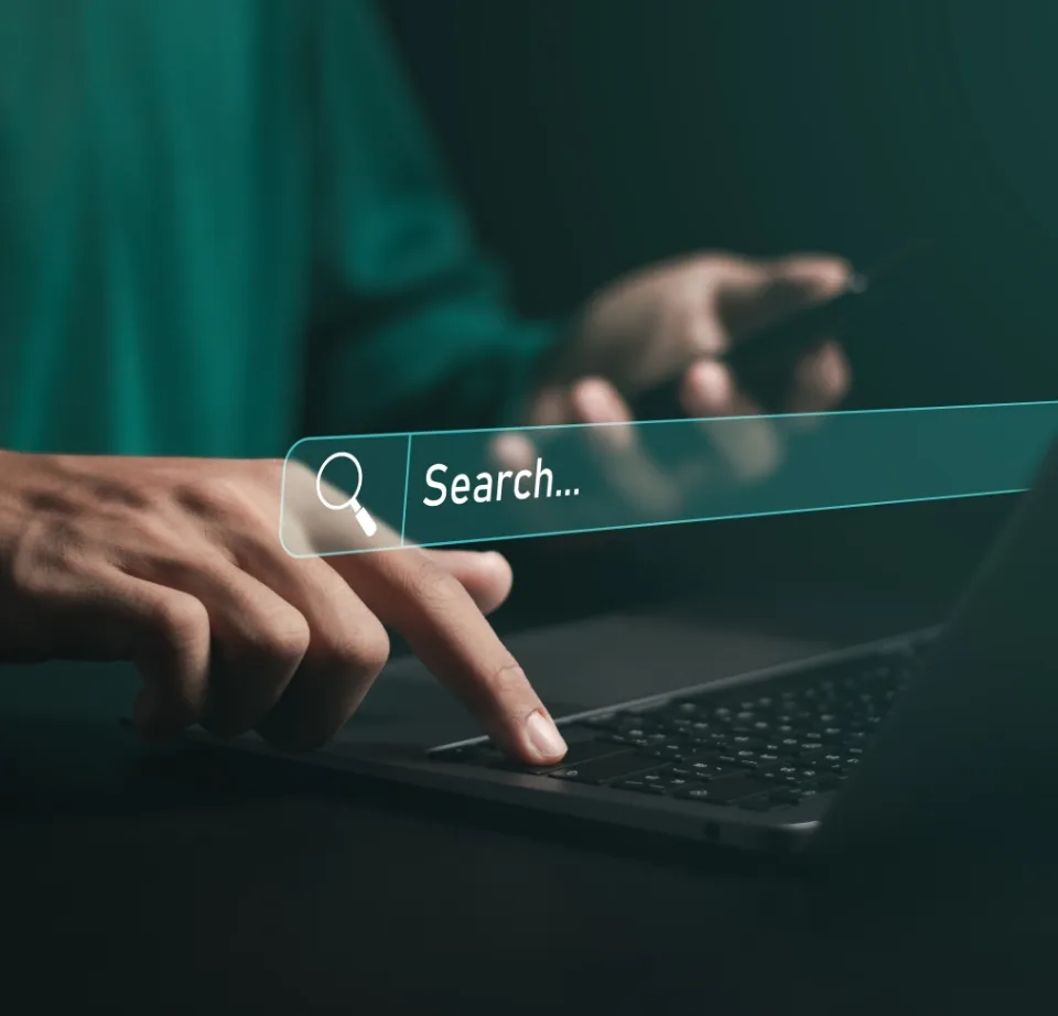 Recherche en ligne sur un ordinateur portable